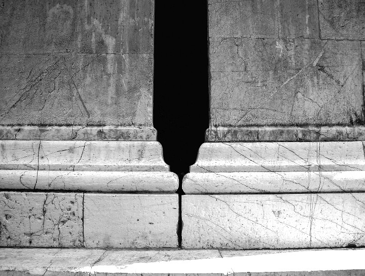 022_Columns Prato-b_300dpi_really_7wide_b&w_IMG_1034